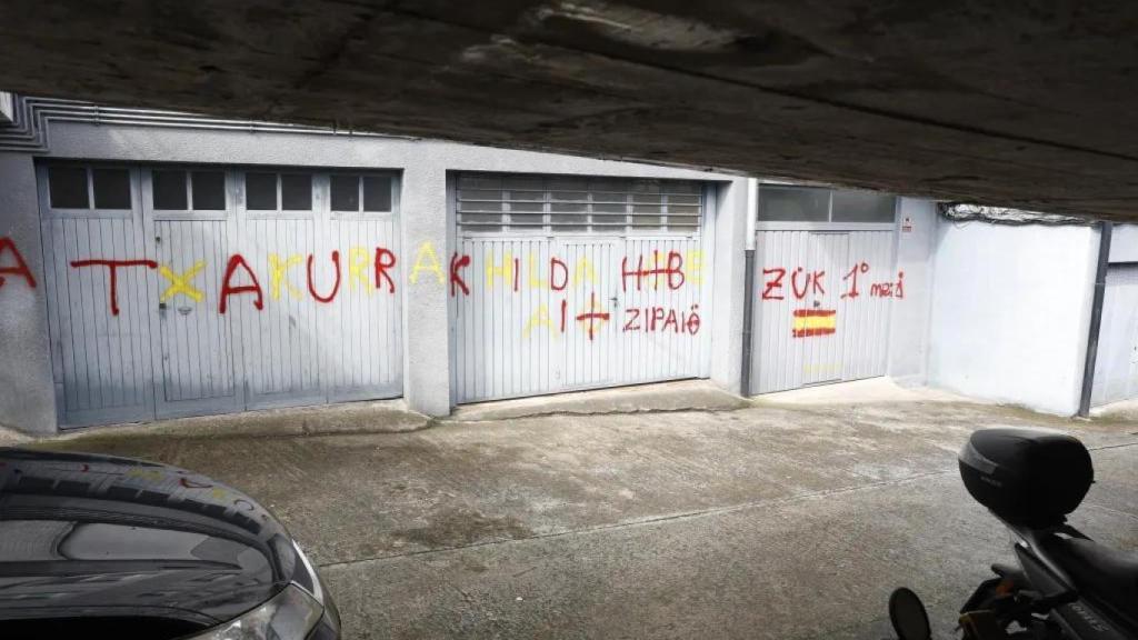 Algunas de las pintadas aparecidas en Hernani en contra de la Ertzaintza y el consejero de Seguridad del Gobierno Vasco, Bingen Zupiria.