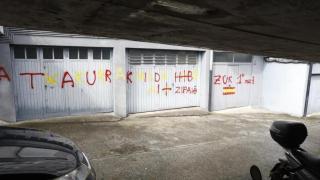 Algunas de las pintadas aparecidas en Hernani en contra de la Ertzaintza y el consejero de Seguridad del Gobierno Vasco, Bingen Zupiria.