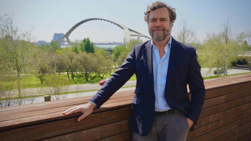 Espinosa de los Monteros, en el hotel Hiberus, con el puente del Tercer Milenio de Zaragoza de fondo.