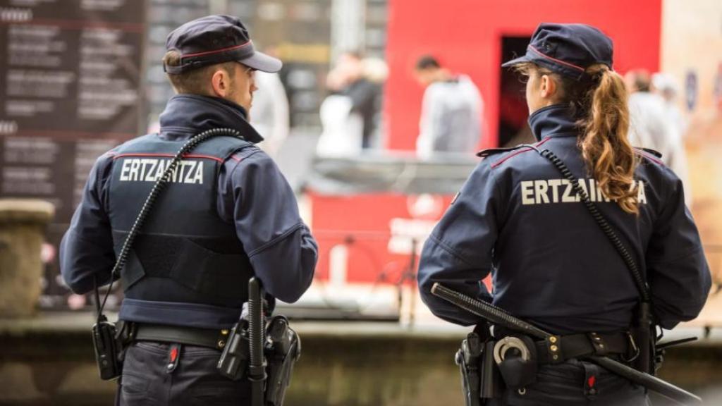 Agentes de la Ertzaintza en labores de vigilancia.