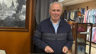 Daniel detrás del mostrados de Confecciones Sánchez