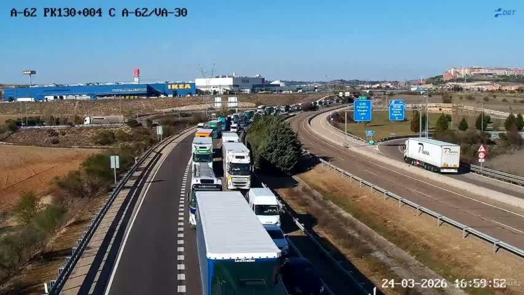 Retenciones en la A-62 a la altura de Arroyo de la Encomienda provocadas por el accidente, este martes