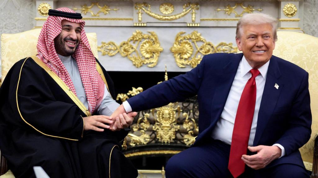 El príncipe heredero y primer ministro saudí Mohammed bin Salman toma de la mano al presidente de Estados Unidos, Donald Trump.