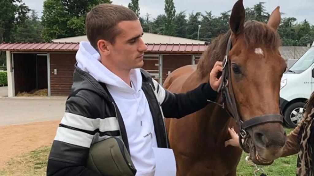 Antoine Griezmann, junto a uno de sus caballos.
