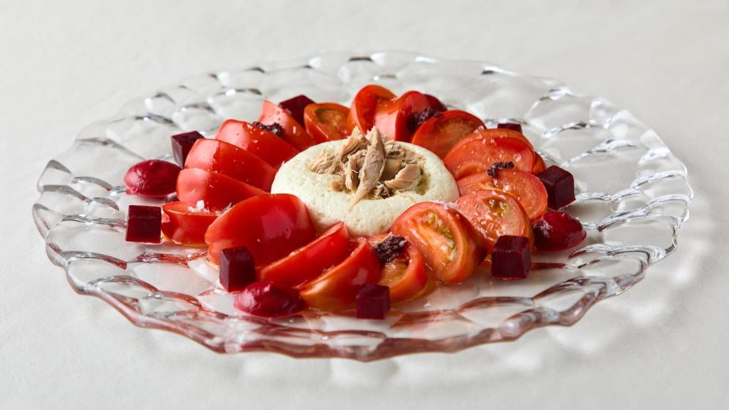 Ensalada de tomate de temporada y codorniz escabechada.