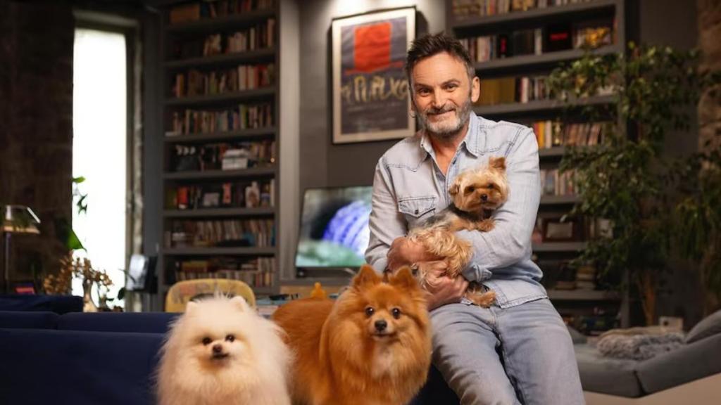 Fernando Tejero, en su salón y con sus tres perros.