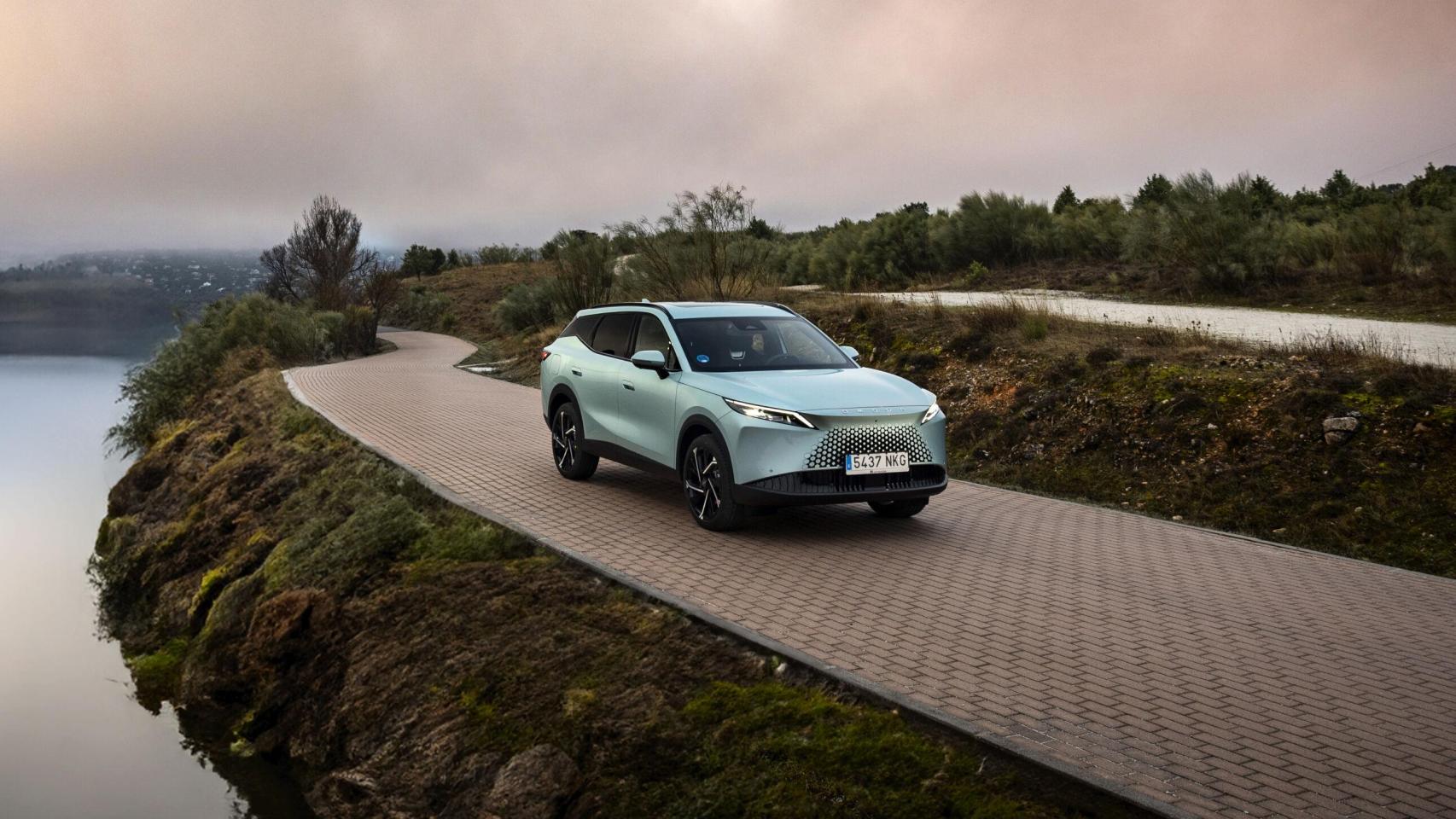 Vista tres cuartos delantera del Omoda 7 SHS PHEV.