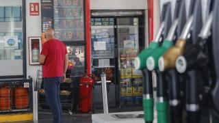 Un hombre mira los precios de los carburantes en una gasolinera de Madrid.