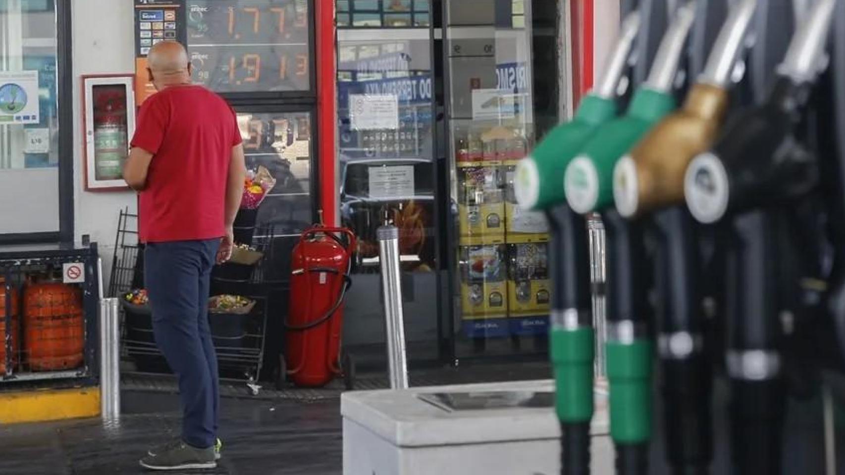 Un hombre mira los precios de los carburantes en una gasolinera de Madrid.