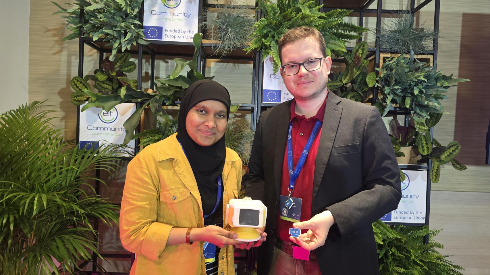 Farnaz Baksh con su robot-tutor y Matevž Borjan.