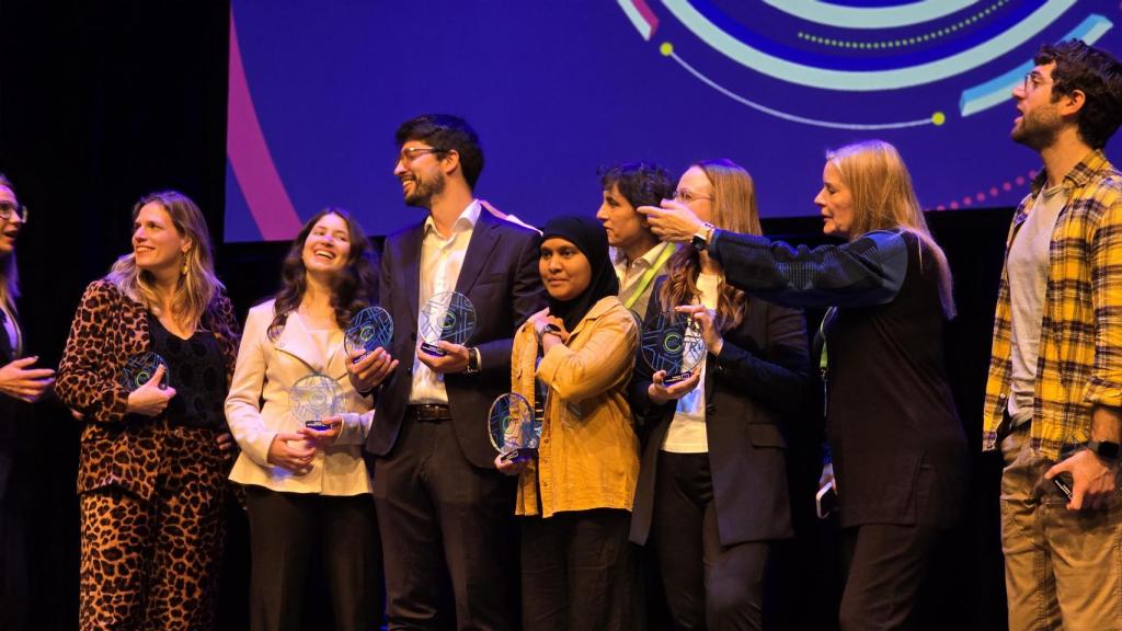 Farnaz Baksh en el centro, con otros premiados del EIT.