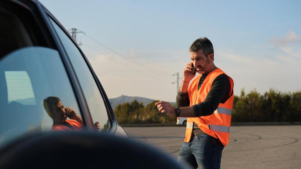 Conductor haciendo uso de un chaleco reflectante.