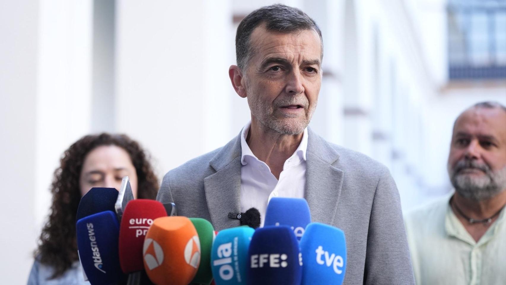 El coordinador federal de IU y candidato de Por Andalucía, Antonio Maíllo, este martes en Sevilla tras la convocatoria electoral de Juanma Moreno.