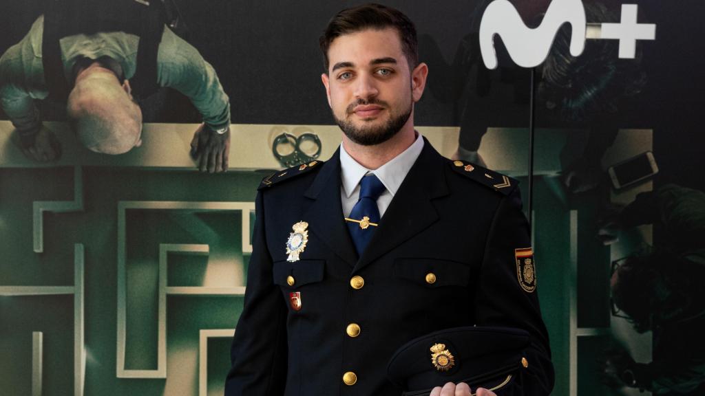 Adrián Yacar con el uniforme policial en la presentación de la docuserie 'Fugitivos' de Movistar+.