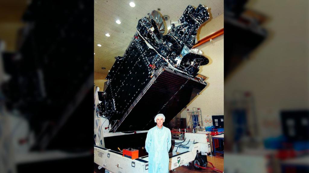Miguel Ángel Serrano, jefe de Operaciones de Hisdesat, junto al Spainsat meses previos a su lanzamiento