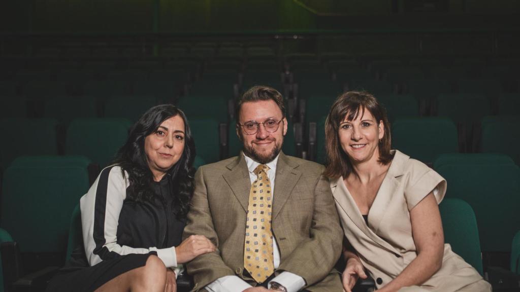 Carmen Ruiz and Malena Alterio joined by 'La vida extraordinaria' director Mariano Tenconi Blanco. Photo: Sara Fernandez