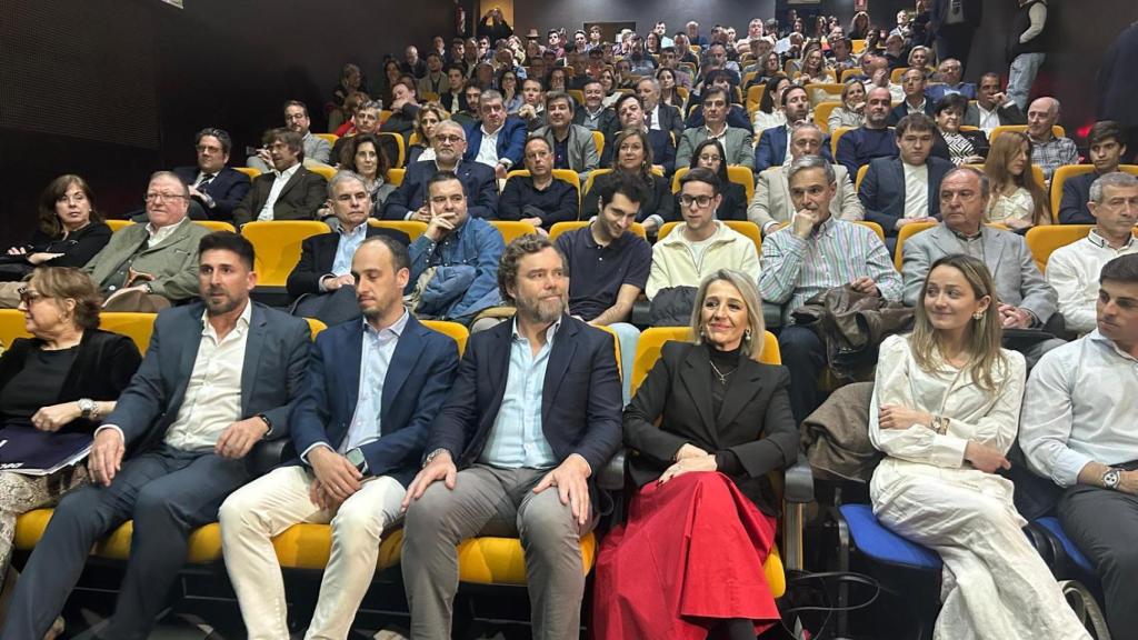 Espinosa de los Monteros, en el centro de la imagen, presenta Atenea en Zaragoza.