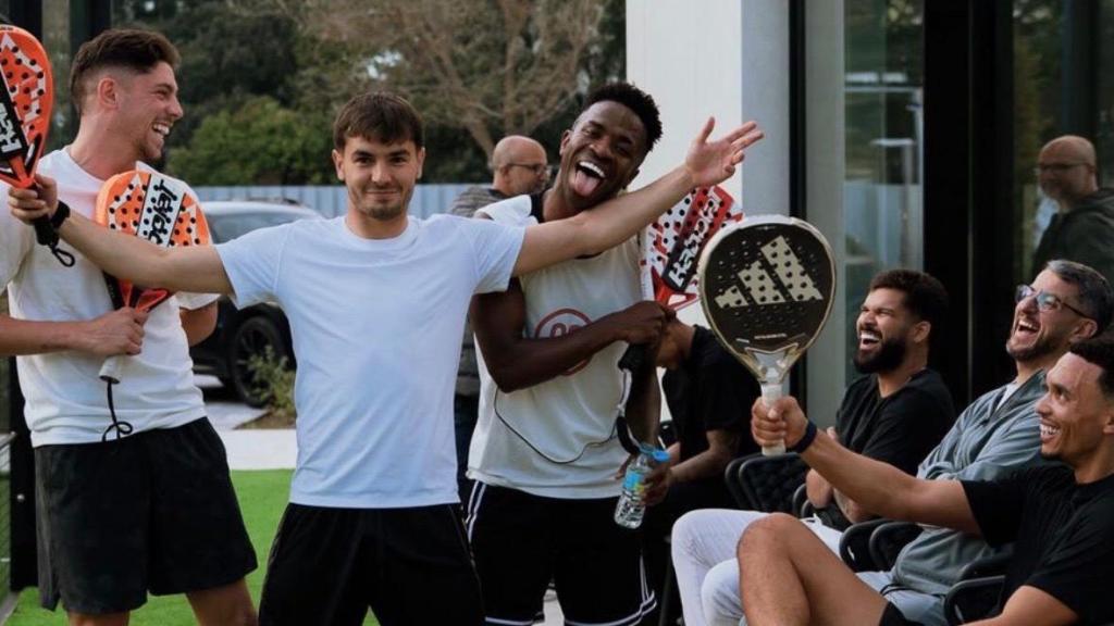Valverde, Brahim, Vinicius y Trent, divirtiéndose tras jugar al pádel