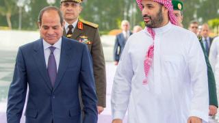 El príncipe heredero saudí Mohammed bin Salman se reúne con el presidente egipcio Abdel Fattah El Sisi en Yeda.