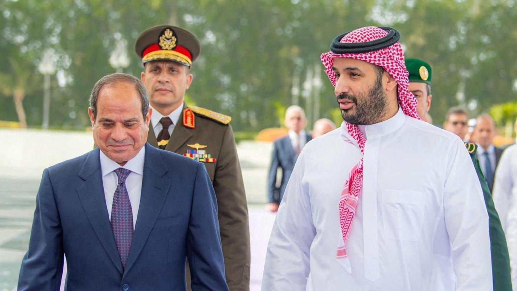 El príncipe heredero saudí Mohammed bin Salman se reúne con el presidente egipcio Abdel Fattah El Sisi en Yeda.