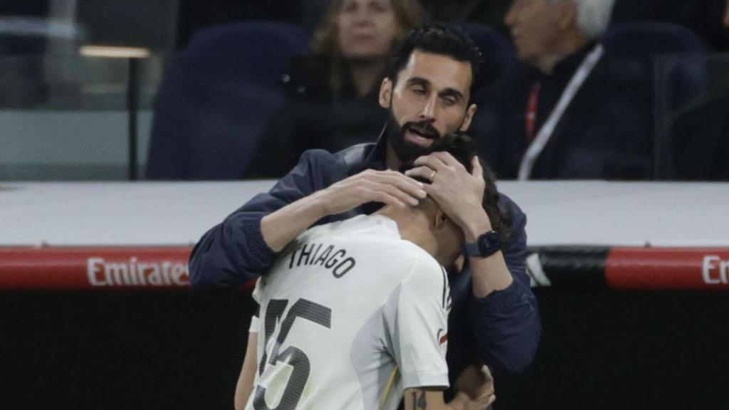 Arbeloa se abraza con Thiago Pitarch durante el derbi