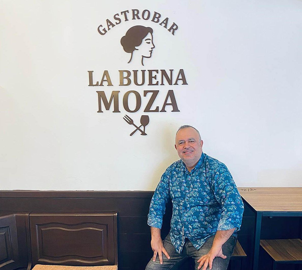 Javier Villate con el cartel de La Buena Moza detrás.