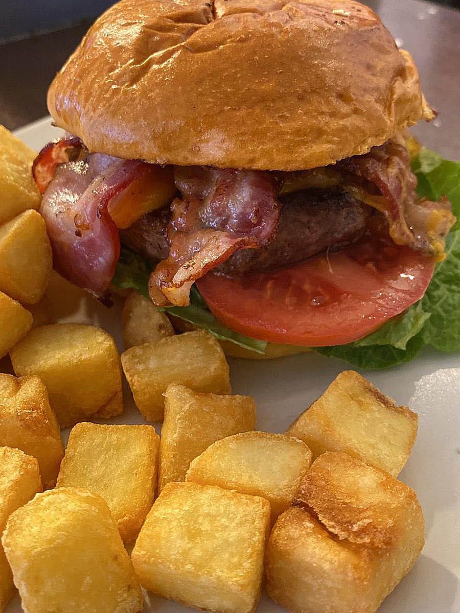 Una de sus suculentas hamburguesas.