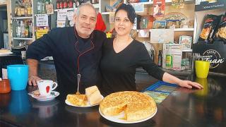 José María y Noemí con sus tortillas en su bar de Tordesillas.