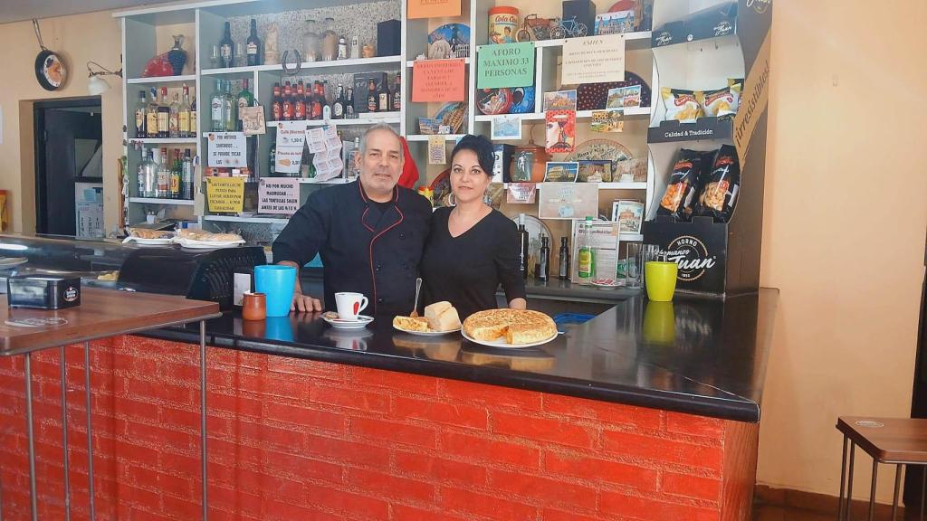 La pareja en su bar con la suculenta tortilla