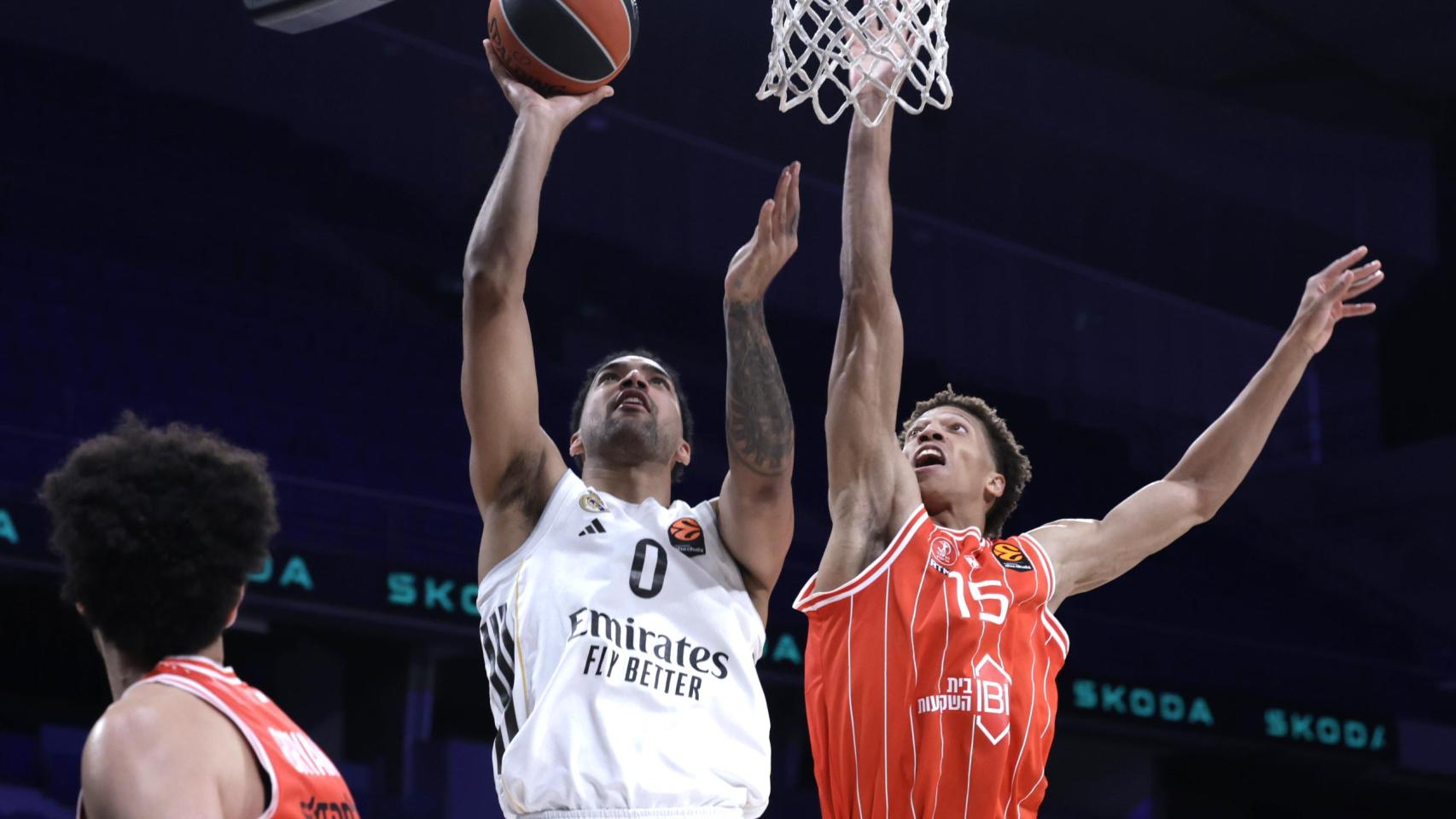 Trey Lyles trata de anotar en el partido ante el Hapoel Tel Aviv.