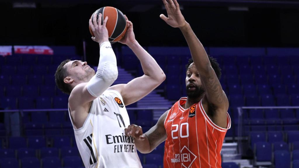 Mario Hezonja entra a canasta.