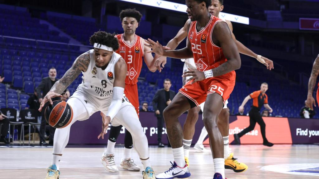 Chuma Okeke, del Real Madrid, trata de quedarse con el esférico.