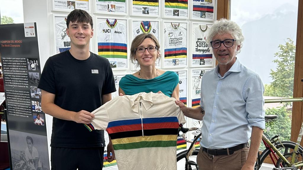 El hijo y el nieto de Giuseppe Soldi, en el Museo Ghisallo con la camiseta.