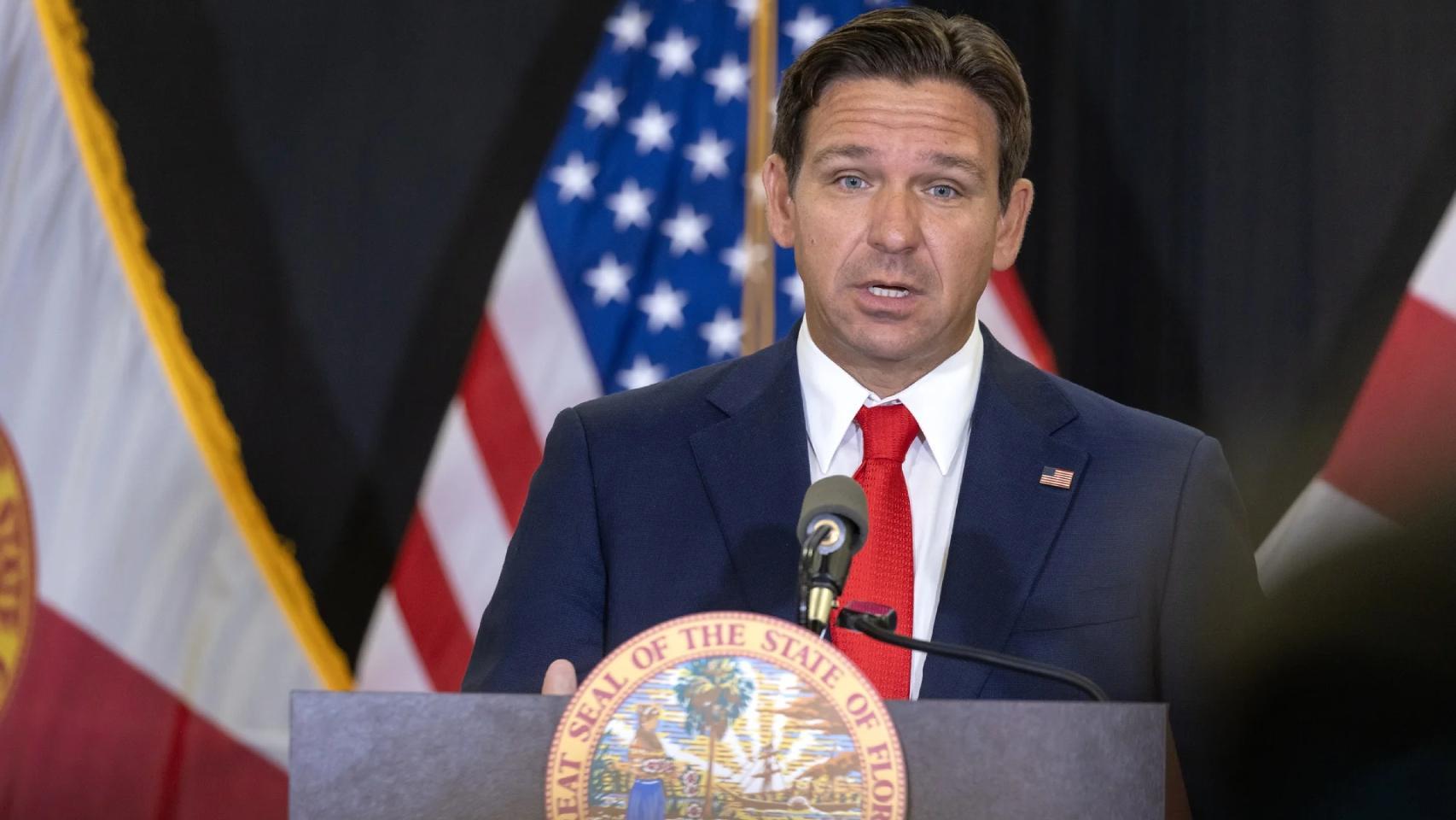 Imagen de archivo del gobernador de Florida, Ron DeSantis, durante una rueda de prensa.