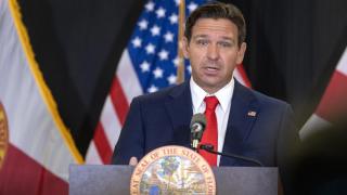 Imagen de archivo del gobernador de Florida, Ron DeSantis, durante una rueda de prensa.