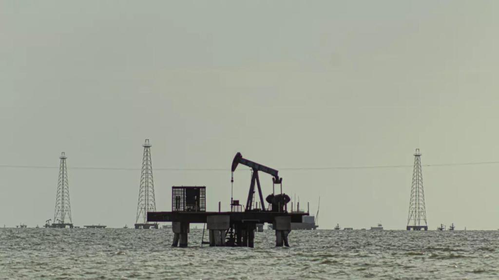 Imagen de archivo de una plataforma petrolera en Cabimas (Venezuela).