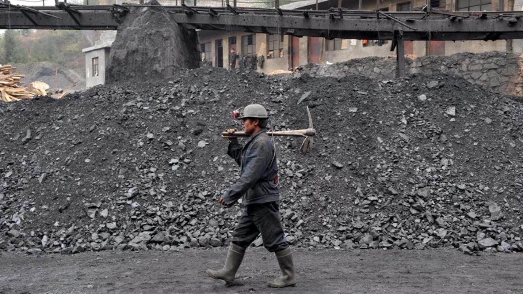 Imagen de archivo de un minero chino caminando por la mina estatal de carbón en Pan (China).
