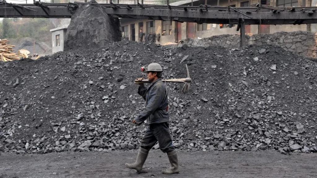 Imagen de archivo de un minero chino caminando por la mina estatal de carbón en Pan (China).