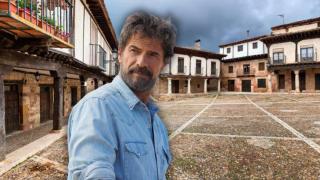 Rodolfo Sancho y la plaza de Atienza en un montaje.