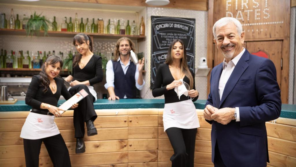 El staff de 'First Dates': Marisa y Cristina Zapata, Matías Roure, Lidia Santos y Carlos Sobera.