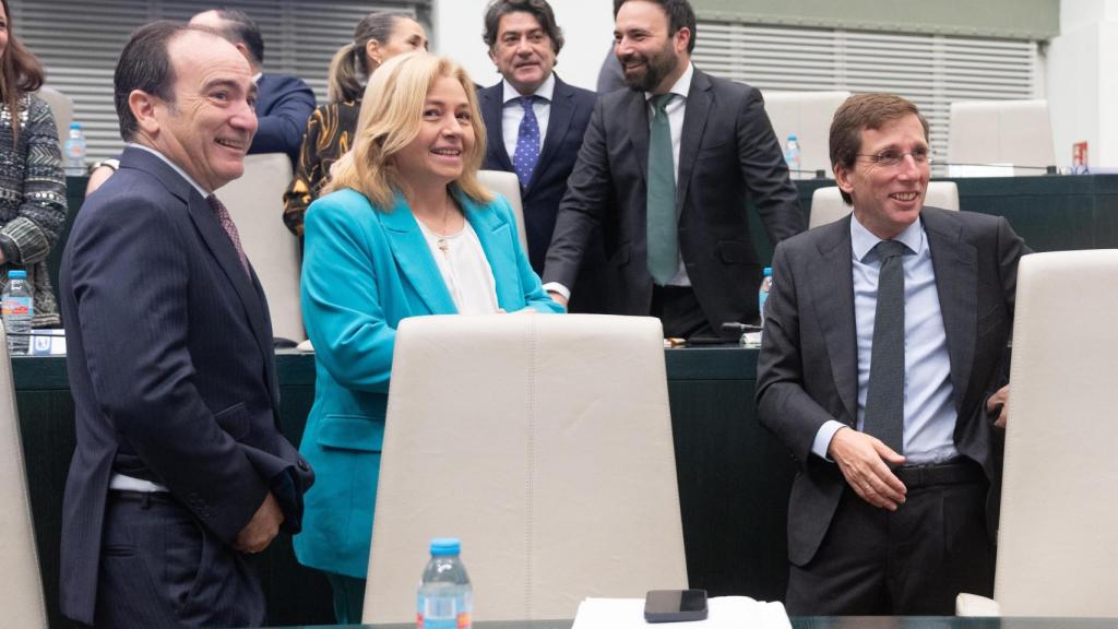 El delegado de Urbanismo, Medio Ambiente y Movilidad, Borja Carabante, y el alcalde de Madrid, José Luis Martínez-Almeida durante un pleno ordinario del Ayuntamiento de Madrid, en el Palacio de Cibeles, a 25 de noviembre de 2025.