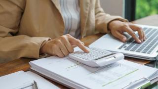 El límite se aplica tanto a personas físicas como a empresas y autónomos.
