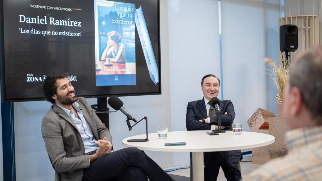 Daniel Ramírez y Pedro J. Ramírez durante el encuentro con suscriptores de EL ESPAÑOL con motivo de la publicación de la novela 'Los días que no existieron'. Foto: Cristina Villarino