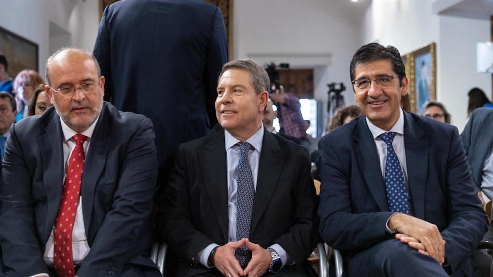 El presidente de Castilla-La Mancha, Emiliano García-Page, junto a sus vicepresidentes, José Luis Martínez Guijarro y José Manuel Caballero.