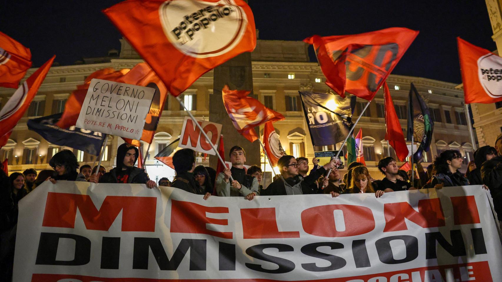 Una pancarta pide este lunes la dimisión de Meloni tras la victoria del 'no' en el  referéndum constitucional sobre la reforma judicial.
