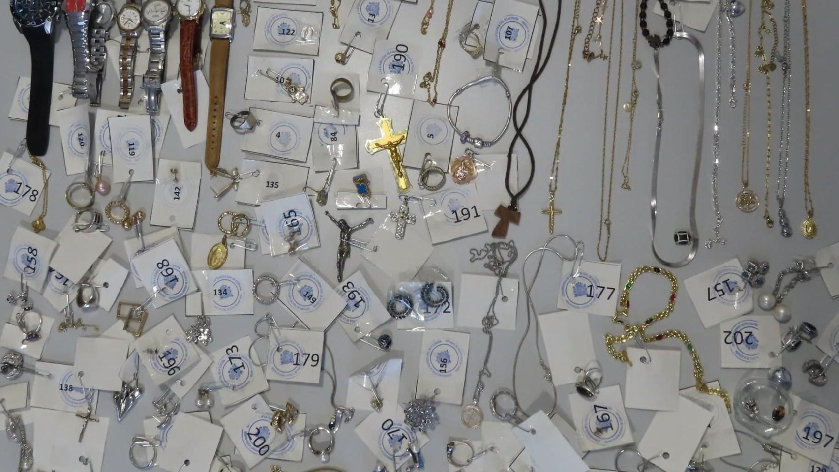 Dos personas detenidas por robos de joyas y dinero en viviendas en Santiago en diciembre