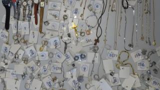 Dos personas detenidas por robos de joyas y dinero en viviendas en Santiago en diciembre