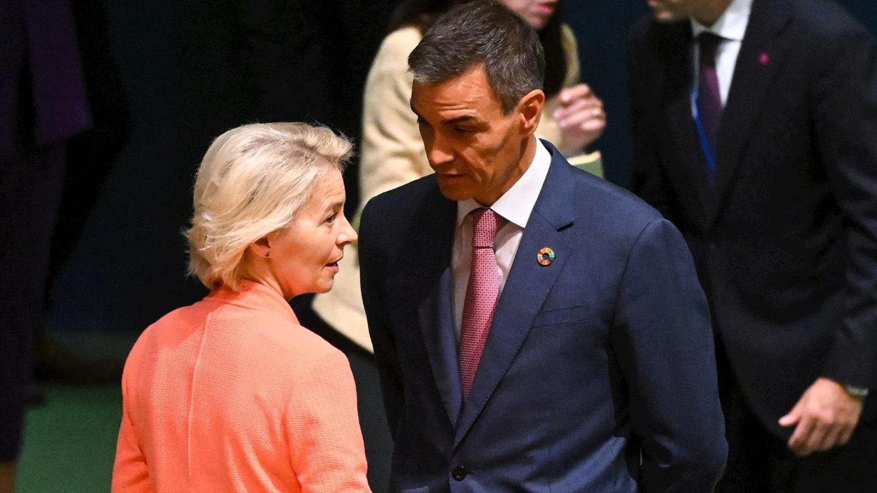 Pedro Sánchez, habla con la presidenta de la Comisión de la UE, Ursula von der Leyen.