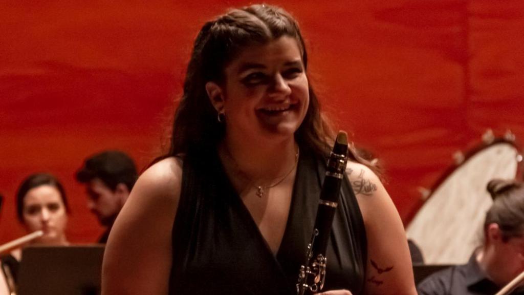 Carla tocando el clarinete.