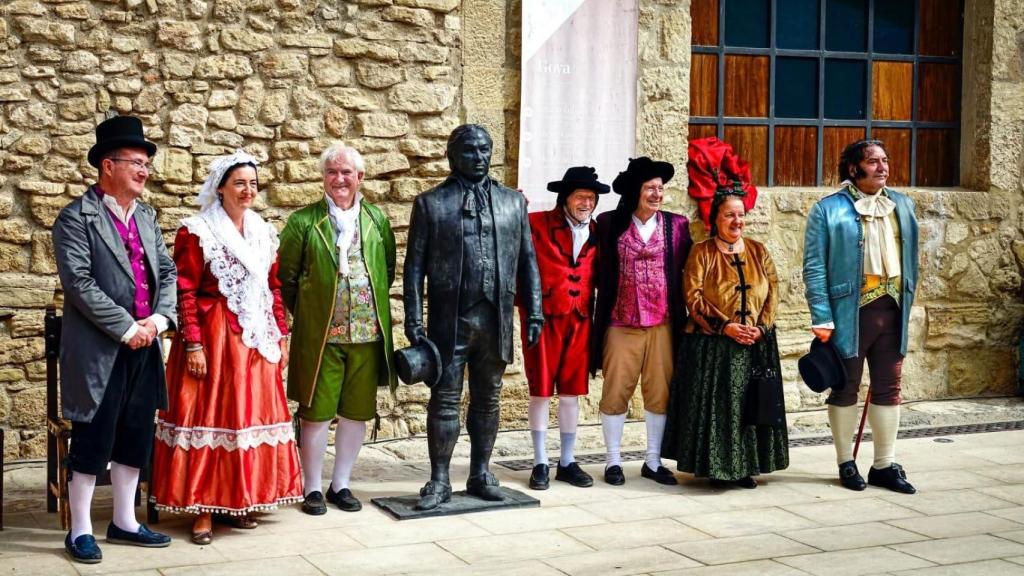 La corporación municipal junto a referentes del arte y el patrimonio.